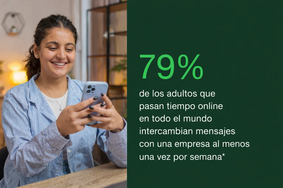 Persona interactuando con una empresa a trav&eacute;s de su tel&eacute;fono
